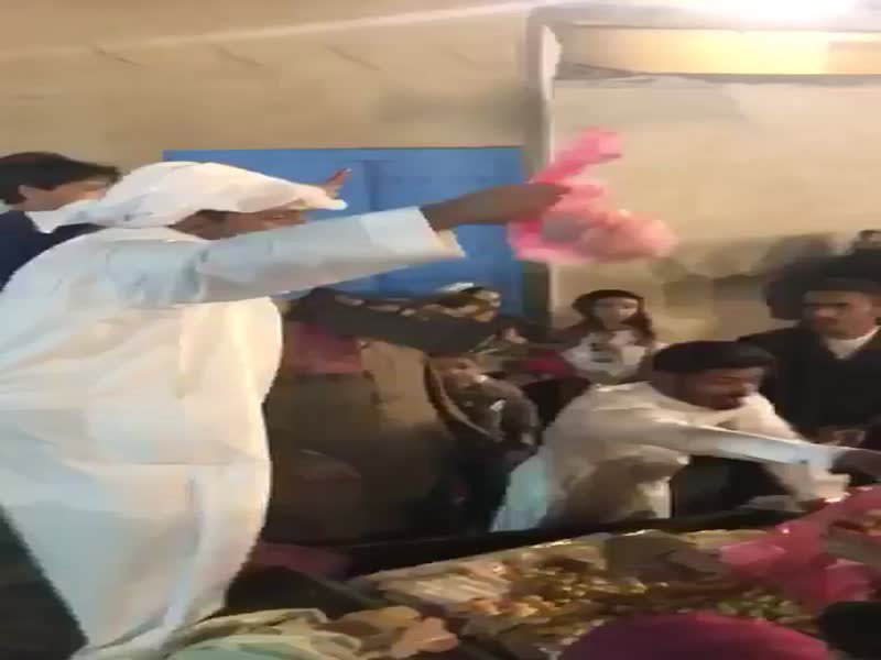 اضغط لمشاهدة الفيديو: "الفقع ببلاش" .. سعودي يحتفل بأعياد الكويت على طريقته الخاصة